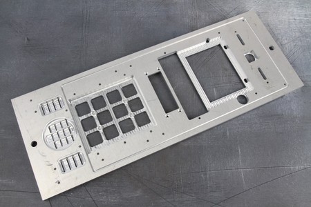 Крацевание (направленная шлифовка) и фрезеровка панели-0