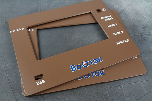 Лицевая панель прибора из алюминия с порошковой покраской и УФ-печатью