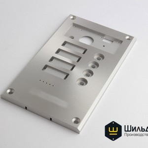 Одна из самых сложных алюминиевых панелей для домофона. Кольцевая токарная проточка - эксклюзивный дизайн. 3D анодирование - высочайшая стойкость к погодным воздействиям.