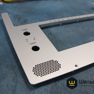 Сложная многослойная панель для переносного кейса с встроенным тканевым фильтром от пыли в области динамика