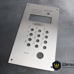 Уникальная технология герметичного заполнения отверстий прозрачным пластиком позволяет изготавливать лицевые панели домофонов из металлов с подсветкой символов