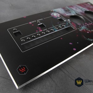 Лицевая приборная панель из анодированного алюминия