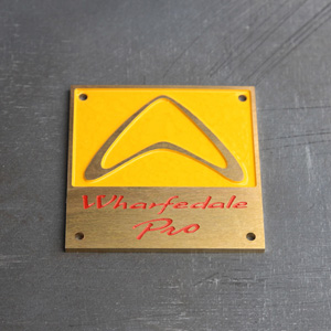 Шильд из латуни с затиркой краски