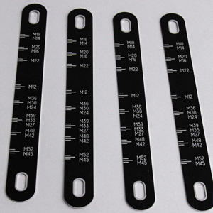 Шкала с отверстиями под крепление